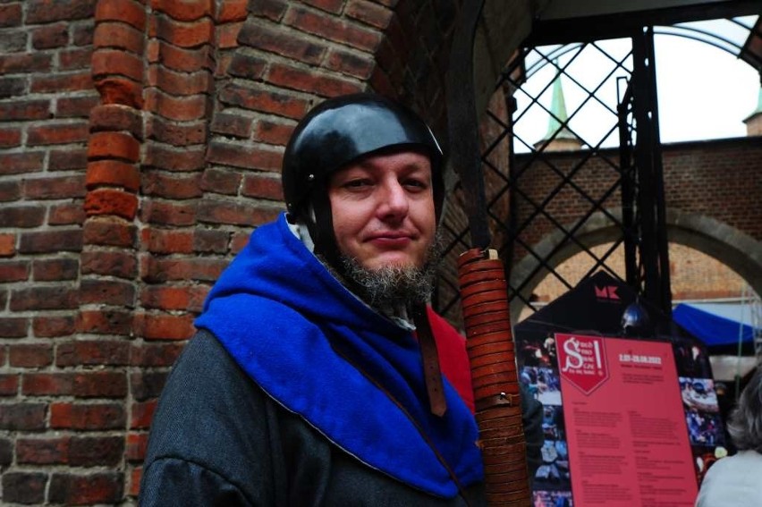 Kraków. W Barbakanie odbył się pokaz średniowiecznej mody 