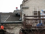 Groźny azbest wciąż zalega na domach i blokach w Radomskiem