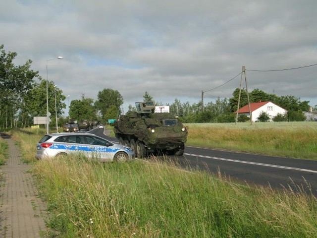 Trwają ćwiczenia NATO pod kryptonimem "Anakonda". Dziś część wojsk przejeżdżała przez powiat wąbrzeski. Wcześnie rano żołnierze wyjechali z Torunia w kierunku Olsztyna. Największa kolumna przez powiat wąbrzeski przejeżdżała około godz. 7.30. - Mniejsze będą przemieszczały się przez cały dzień - mówi st. sierż. Michał Głębocki, oficer prasowy wąbrzeskiej policji.Funkcjonariusze zabezpieczali przejazd żołnierzy na krajowej "15" - Naszym zadaniem było zapewnienie sprawnego i bezpiecznego przejazdu wszystkich uczestników ruchu - dodaje oficer prasowy.