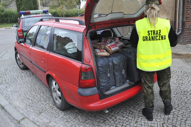 Kierowca ze Szczecina został zatrzymany do kontroli. W aucie przewoził nielegalną krajankę tytoniową.