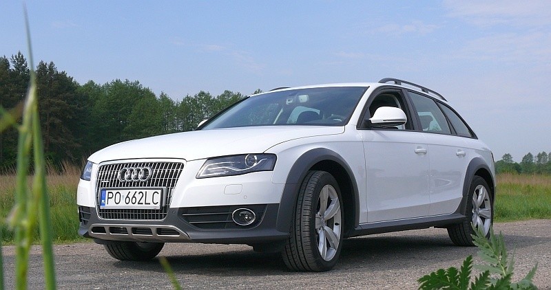 W porównaniu ze zwykłą wersją audi A4 allroad ma szersze...