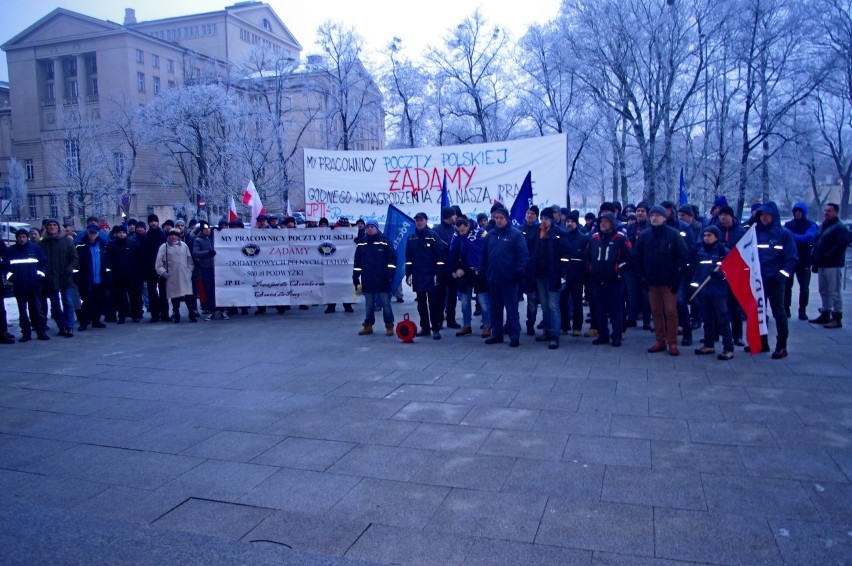 Pracownicy Poczty Polskiej protestowali w Poznaniu