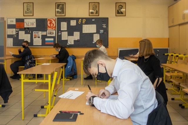 W SP nr 35 do próbnego egzaminu ósmoklasisty z CKE z języka polskiego przystąpiło ponad 40 uczniów. Egzamin odbywa się w reżimie sanitarnym.