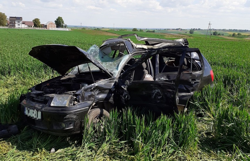 Dwie osoby zginęły po zderzeniu ciężarowej scanii z volkswagenem polo w Stawiszyce w gminie Złota