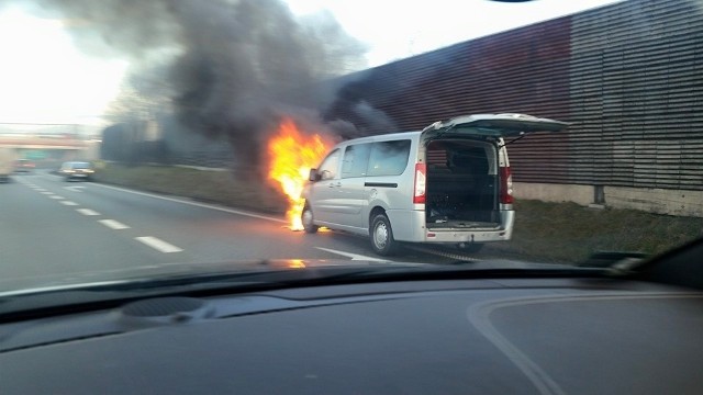 Płonący samochód spowodował ogromne korki na pasie autostrady w kierunku Rzeszowa