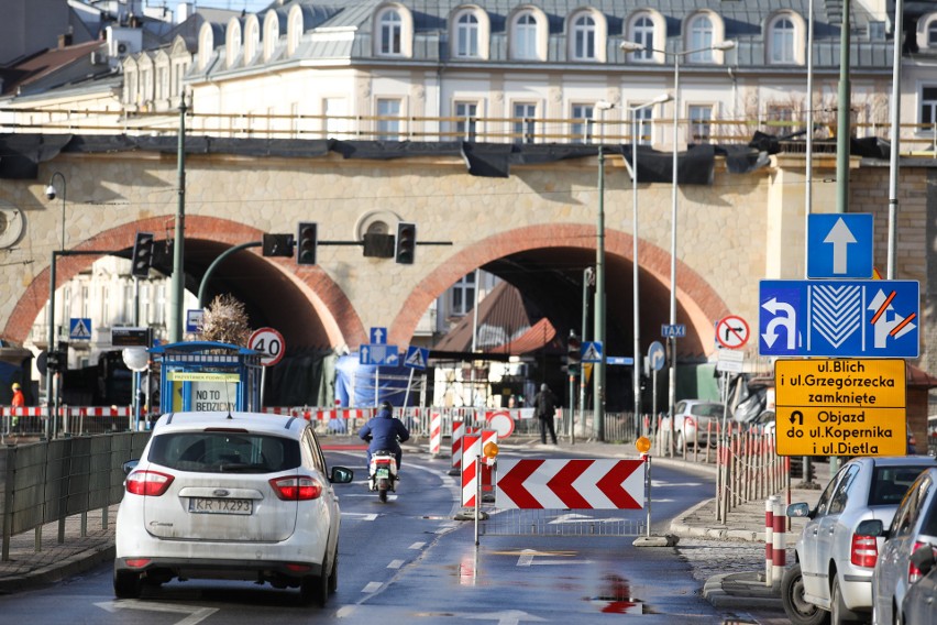 Kraków. Ruszyła rozbiórka wiaduktu w centrum miasta. Wielkie zmiany w organizacji ruchu! [ZDJĘCIA]