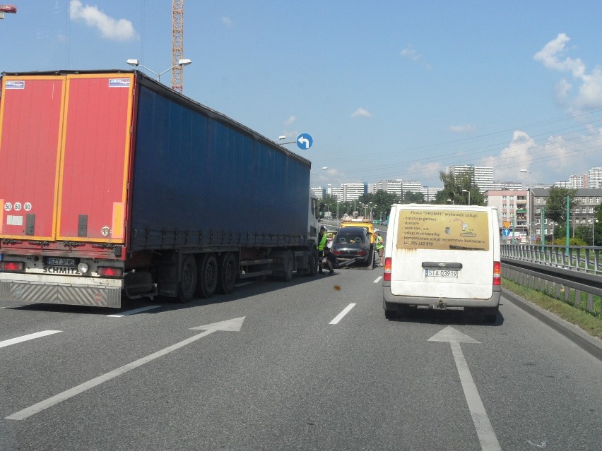 Wypadek na Chorzowskiej. Zablokowane 3 pasy. Ruchem kieruje policja