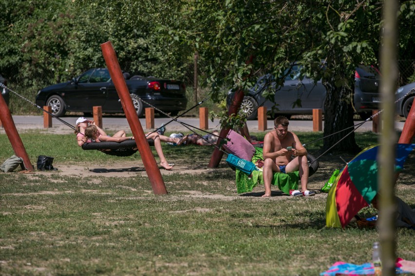 Upały w Krakowie. Krakowianie wypoczywają na Bagrach [ZDJĘCIA]