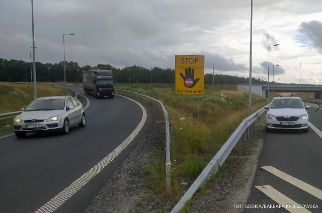 Nowe tablice są już montowane na opolskim odcinku autostrady.
