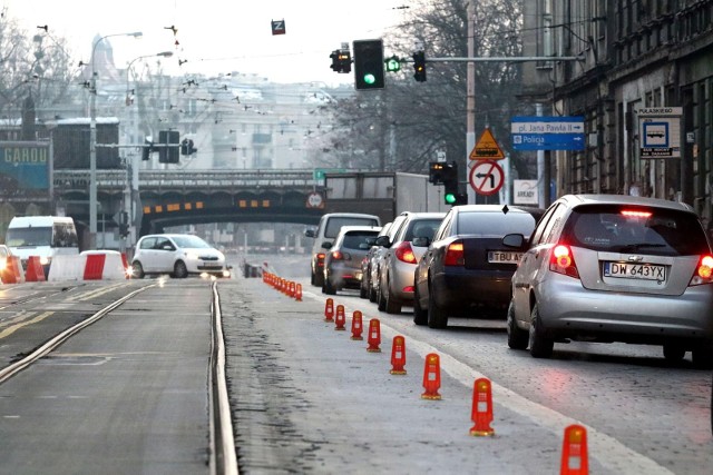 Ulica Pułaskiego, zdjęcie ilustracyjne. Zwężenie będzie obowiązywać do 10 kwietnia