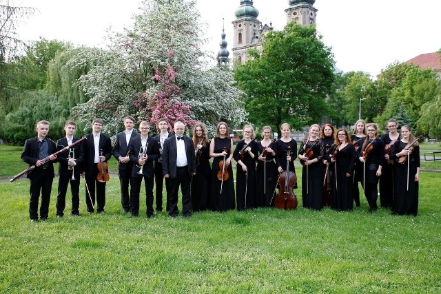 Orkiestra Kameralna PSM w Opolu wystąpiła na XIV Festiwalu Muzyki Zabytkowych Parków i Ogrodów im. Webera w Pokoju. W tym roku festiwal odbędzie się po raz 19.