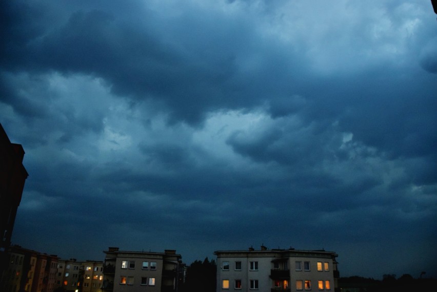 Burze w Podlaskiem. Nocne nawałnice przeszły przez województwo [21-22.06.18]. Połamane drzewa i zablokowane drogi [ZDJĘCIA]