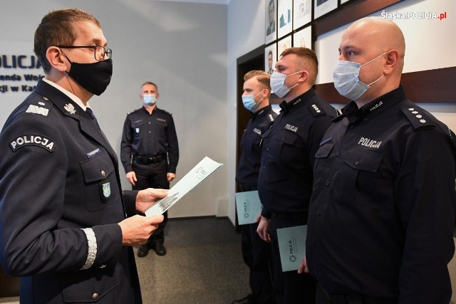 Komendant wojewódzki policji w Katowicach nadinsp. Roman Rabsztyn wręczył rozkazy personalne trzem nadkomisarzom, którzy objęli stanowiska kierownicze w śląskich komendach policji Zobacz kolejne zdjęcia/plansze. Przesuwaj zdjęcia w prawo - naciśnij strzałkę lub przycisk NASTĘPNE