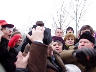 Po ostrej wymianie zdań, jeden z parafian strącił księdzy czapkę na ziemię