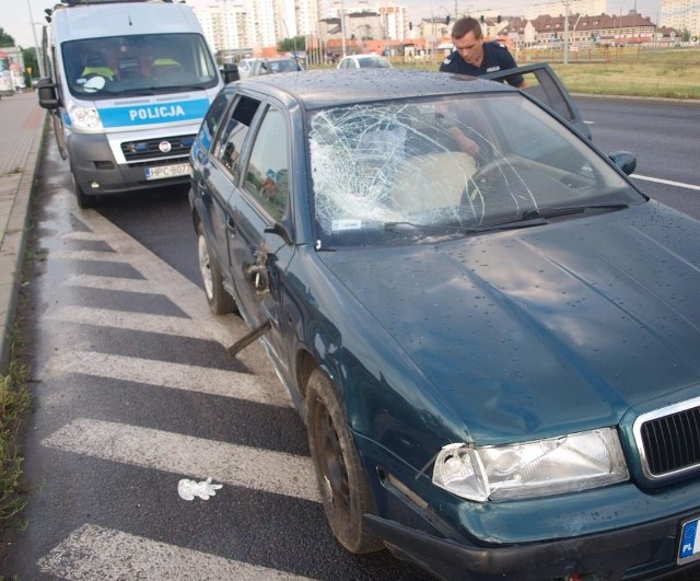 Kierowca skody porzucił samochód i uciekł