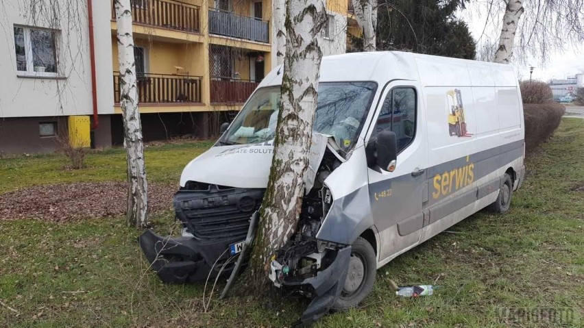 Wypadek w Nysie. Kierowca busa trafił do szpitala.