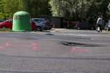Mijają dni, tygodnie, a dziura w Drzewieckiego wciąż irytuje kierowców. Kto i kiedy naprawi drogę?