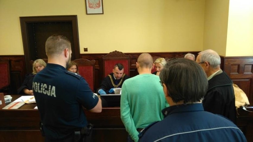 Napad z siekierą na pocztę w Mostach. Prokurator żąda 25 lat więzienia dla Adriana R. 