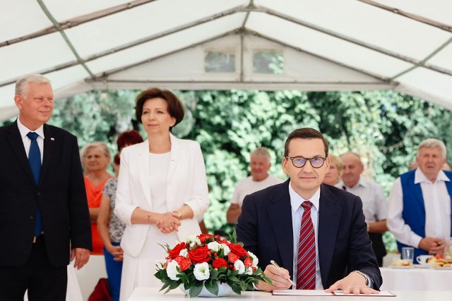 We wtorek w Solcu nad Wisłą premier Mateusz Morawiecki podpisał rozporządzenia dotyczące czternastych emerytur.