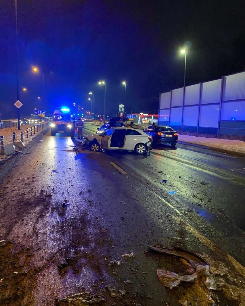 Koszmarny wypadek na Opolskiej w Krakowie. Zderzyło się kilka aut. Są osoby ranne