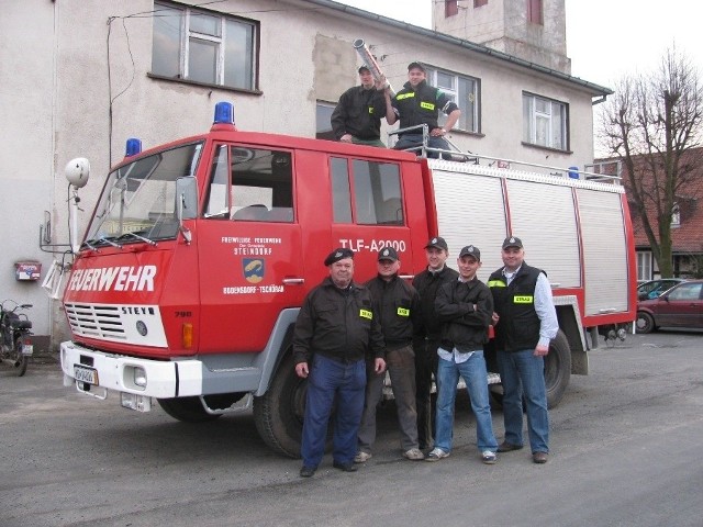 Strażacy z Łomnicy przy swoim nowym nabytku.