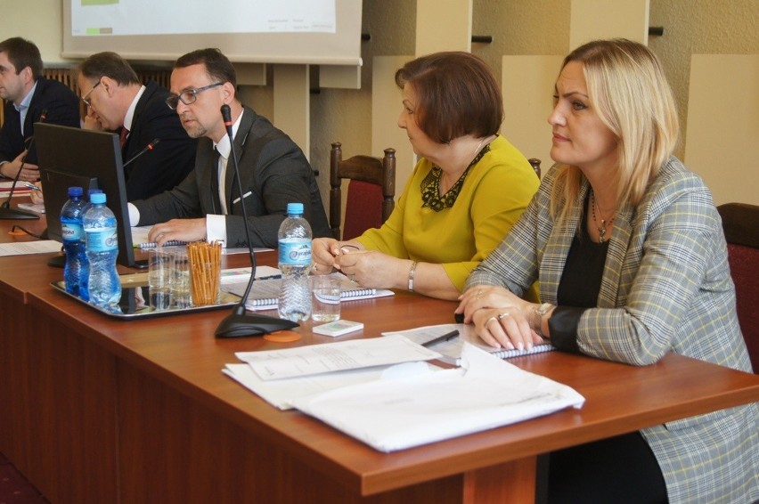 Sesja rady miasta Radomska. Radni mówili o zmianach w budżecie, dotacjach i budżecie obywatelskim [ZDJĘCIA]