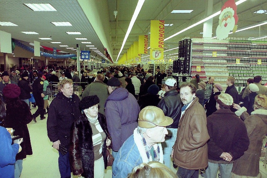 Wiele osób przychodziło do hipermarketów licząc na promocje