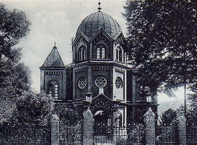 Synagoga stała przy dzisiejszej ulicy 24 Kwietnia. Spłonęła 9 listopada 1938 roku.