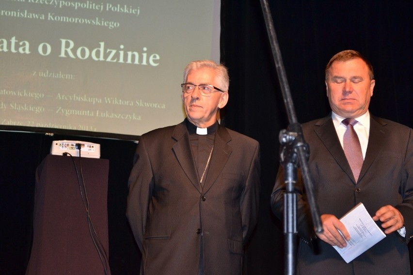 Debata o Rodzinie w Zabrzu. Abp Skworc:  Państwo musi dać młodym ludziom poczucie pewności [ZDJĘCIA]