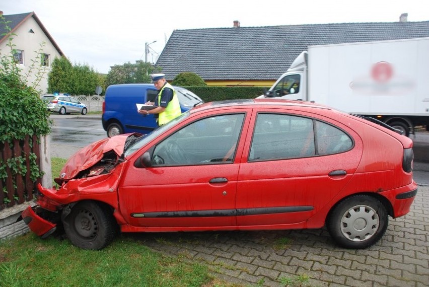 Wypadek na DK 11 w Sierakowie Śląskim: Osobówka uderzyła w ciężarówkę