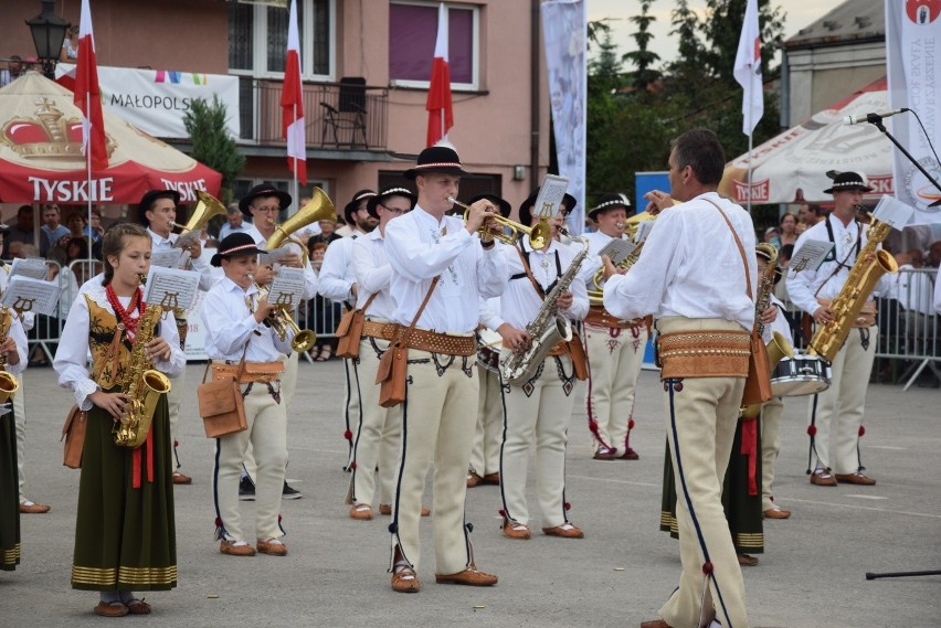 Parada i tańce instrumentalistów w Skale. Festiwal Orkiestr Wojskowych i Dętych