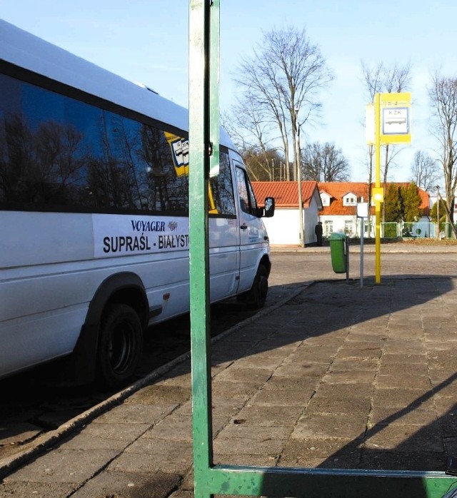 Od ubiegłego piątku na trasie Białystok&#8211;Supraśl kursują dodatkowe busy firmy Voyager. Gdy od stycznia autobusy KZK przestaną tu przyjeżdżać, PKS też zwiększy liczbę swoich kursów.