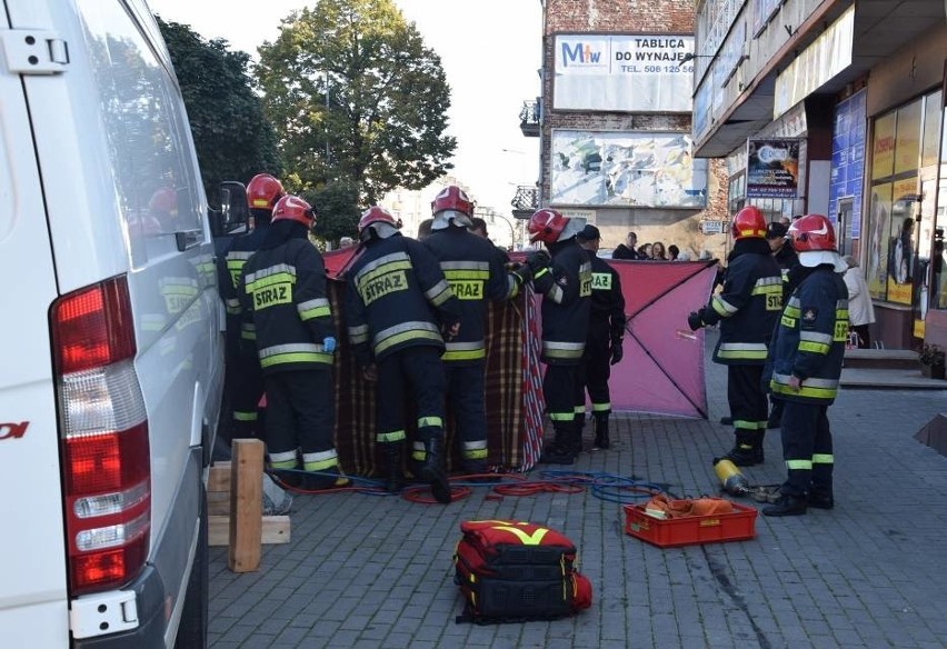 Śmiertelny wypadek w Kaliszu - mercedes potrącił staruszkę na chodniku [ZDJĘCIA]