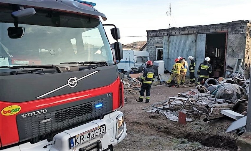 Olkusz. W garażu, przy ulicy Kamyk, zginął mężczyzna. Uległ zaczadzeniu