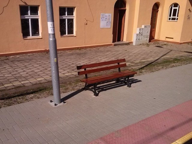 Pasażerowie w Sycewicach mogą już usiąść na ławce. 
