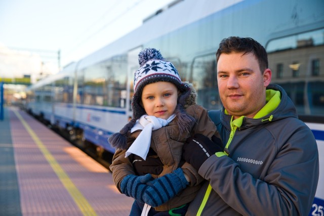 Pierwsi pasażerowie pociągu Pesa Dart relacji Warszawa - Białystok zadowoleni z podróży