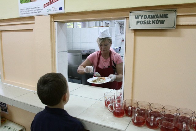 Drugie danie najtańszego obiadu szkolnego w Łodzi w placówce  przy ul. Wiosennej - gulasz wieprzowy z kaszą jęczmienną