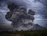 Indonezja: tony popiołu i potężna chmura buchnęły z krateru wulkanu. Ludzie musieli uciekać przed żywiołem (VIDEO)