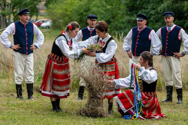 Pokaz obrzędów żniwnych w wykonaniu zespołu Klekociaki.