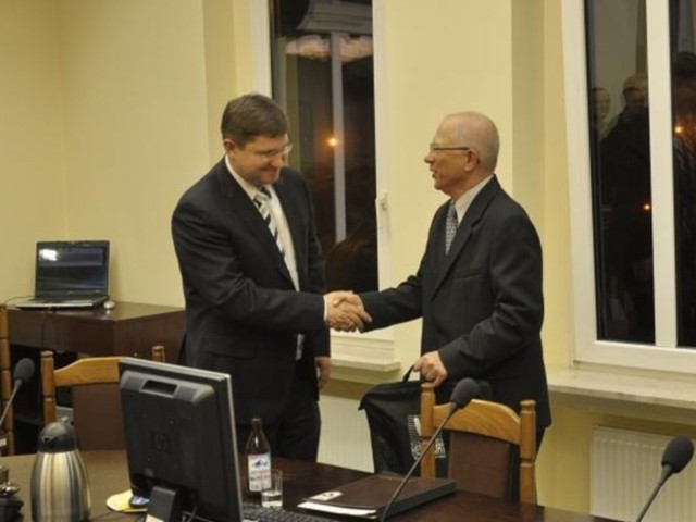 Tuż po wyborze Rafał Olejnik (z lewej) przejął prowadzenie obrad z rąk Ryszarda Pacułta i ogłosił przerwę do dziś do godz. 16.00.