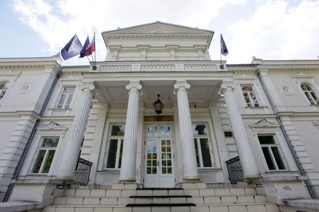 Pałac Lubomirskich, pierwsza siedziba Wyższej Szkoły Administracji Publicznej, jest teraz dla uczelni dość kosztowny w utrzymaniu. Dlatego jej władze zastanawiają się jak go zagospodarować, by przynosił dochód.