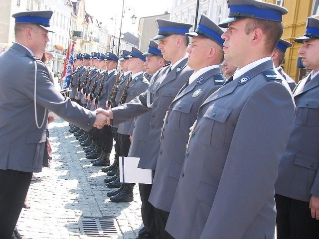 Awanse funkcjonariuszom wręczał m.in. Piotr Stachowiak, komendant Komendy Powiatowej Policji w Żninie 