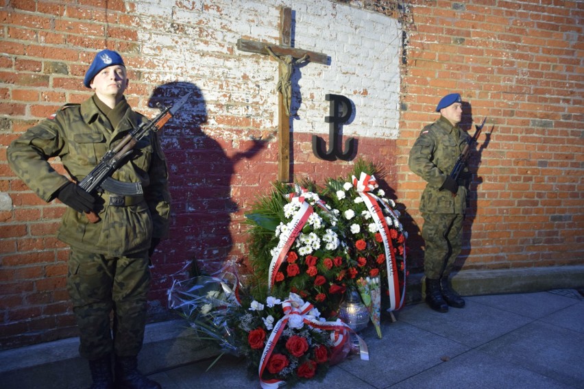 Obchody Narodowego Dnia Pamięci Żołnierzy Wyklętych przed pomnikiem Armii Krajowej w Kielcach