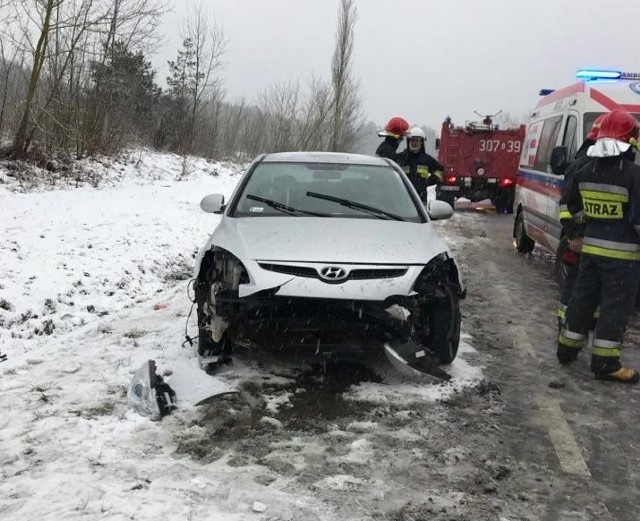 Groźny wypadek na drodze krajowej nr 65. Samochód marki Hyundai wpadł w poślizg uderzając w pobliski rów.