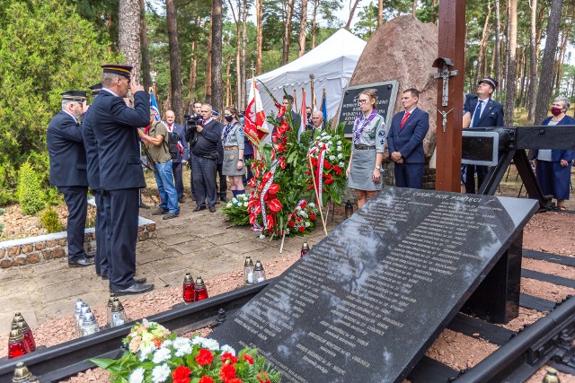 Dziś (19 sierpnia) w miejscu katastrofy, w lesie pomiędzy Brzozą a Otłoczynem (około 2 kilometry za Brzozą w kierunku Włocławka), biskup ordynariusz diecezji toruńskiej Wiesław Śmigiel odprawił mszę świętą w intencji ofiar. Po nabożeństwie pod pomnikiem upamiętniającym to wydarzenie złożone zostały kwiaty. W uroczystości wzięli udział także sekretarz stanu w Ministerstwie Infrastruktury Andrzej Bittel, wicewojewoda Józef Ramlau, prezydent Związku Zawodowego Maszynistów Kolejowych w Polsce Leszek Miętek, prezes Polregio Artur Martyniuk oraz wójt gminy Wielka Nieszawka.POLECAMY:Gdzie zjeść najlepsze śniadania w Toruniu? Oto najciekawsze propozycje!Auto Skyway Festival 2020: co warto wiedzieć? [bilety, ceny, dojazd, ważne informacje]Koronawirus w Toruniu i regionie. Nowe zachorowania