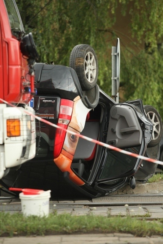 Wypadek na skrzyżowaniu Dubois i Kurkowej. Dachował fiat  (ZDJĘCIA)