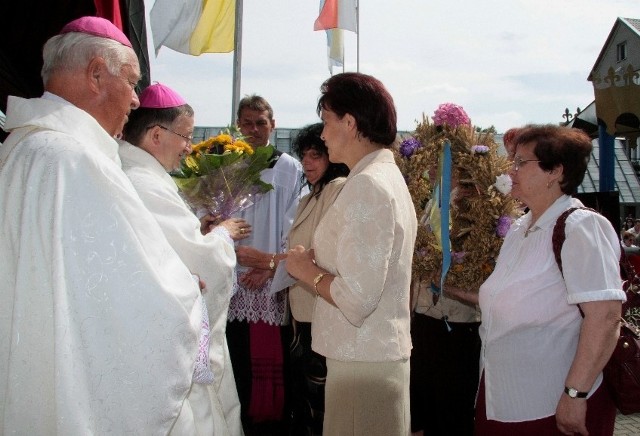 Wierni przyjechali do Rokitna z wieńcami i bochnami chleba z tegorocznego ziarna. Przekazali je duchownym.