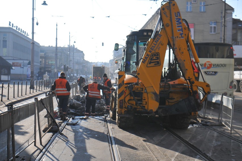 Kraków. W Podgórzu demontują stare torowisko. Roboty za ponad 4 mln zł zakończą się w lutym [ZDJĘCIA]