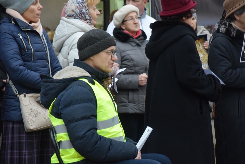 Publiczny Różaniec o odnowę moralną narodu polskiego. Protest Krucjaty Młodych przeciwko festiwalowi Underground/Independent (zdjęcia) 