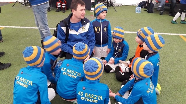 Młodzi piłkarze Baszty Rytwiany z trenerem Arkadiuszem Zapalcem.